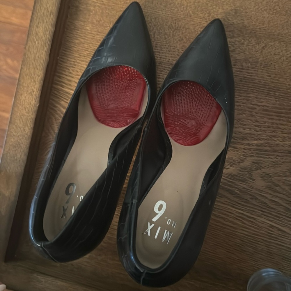 4inch heels.  Black pump.